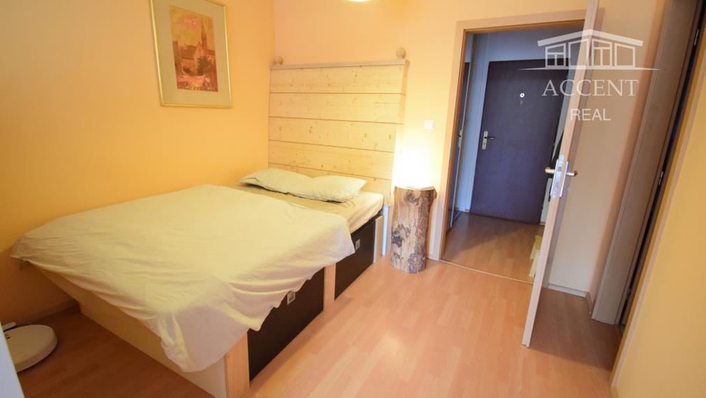 PEKNÝ, KOMPLETNE ZARIADENÝ 1-IZBOVÝ BYT 45M2 S PARKOVACÍM MIESTOM