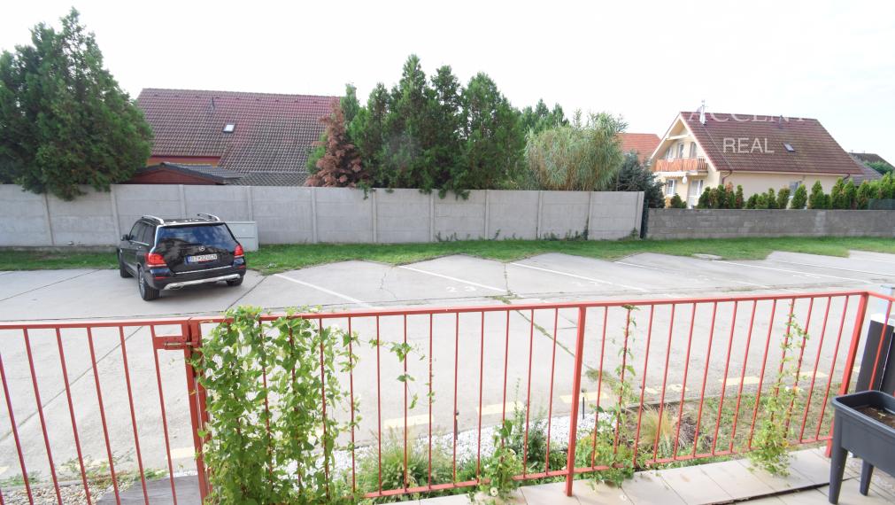 PEKNÝ, KOMPLETNE ZARIADENÝ 1-IZBOVÝ BYT 45M2 S PARKOVACÍM MIESTOM