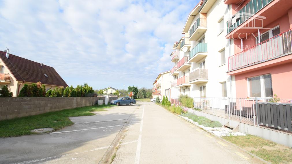 PEKNÝ, KOMPLETNE ZARIADENÝ 1-IZBOVÝ BYT 45M2 S PARKOVACÍM MIESTOM