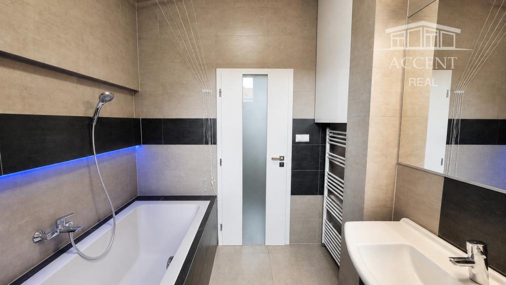CHARIZMATICKÝ 4-IZBOVÝ STAROMESTSKÝ BYT (105M2) S VYSOKÝMI STROPMI A S KRÁSNYM VÝHĽADOM