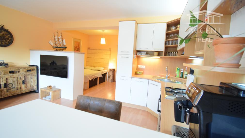 PEKNÝ, KOMPLETNE ZARIADENÝ 1-IZBOVÝ BYT 45M2 S PARKOVACÍM MIESTOM