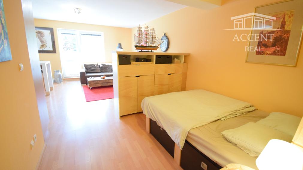 PEKNÝ, KOMPLETNE ZARIADENÝ 1-IZBOVÝ BYT 45M2 S PARKOVACÍM MIESTOM