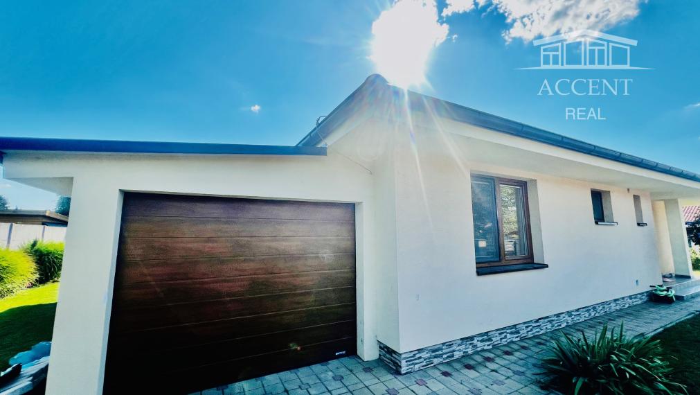 ZNÍŽENÁ CENA- PRIESTRANNÝ 4-IZBOVÝ BUNGALOV (188M2) S GARÁŽOU A S PEKNÝM POZEMKOM (550M2) LEN 4KM OD SENCA - HRUBÝ ŚÚR