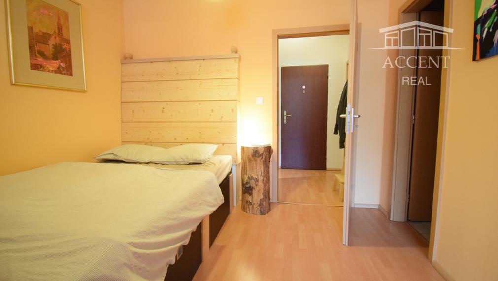 PEKNÝ, KOMPLETNE ZARIADENÝ 1-IZBOVÝ BYT 45M2 S PARKOVACÍM MIESTOM