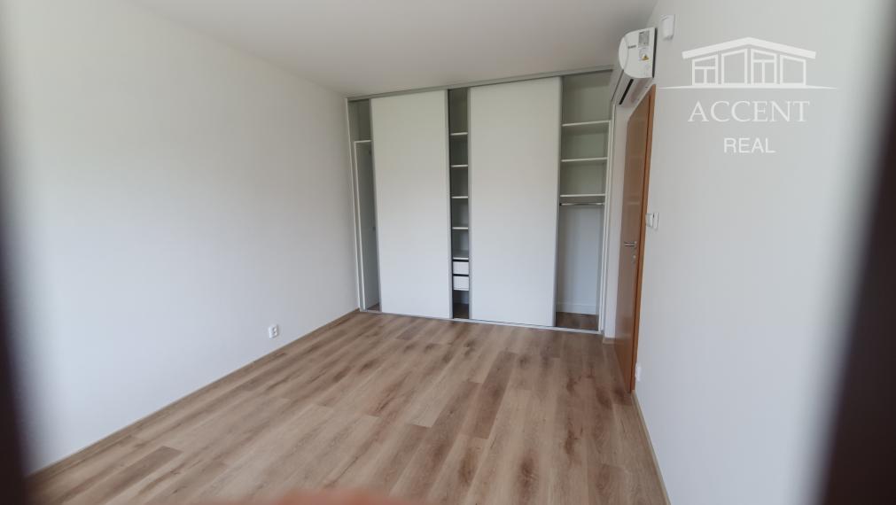 PRENÁJOM 3 IZBOVÉHO BYTU V RODINNOM DOME SO ZÁHRADOU A DVOMA PARKOVACÍMI MIESTAMI