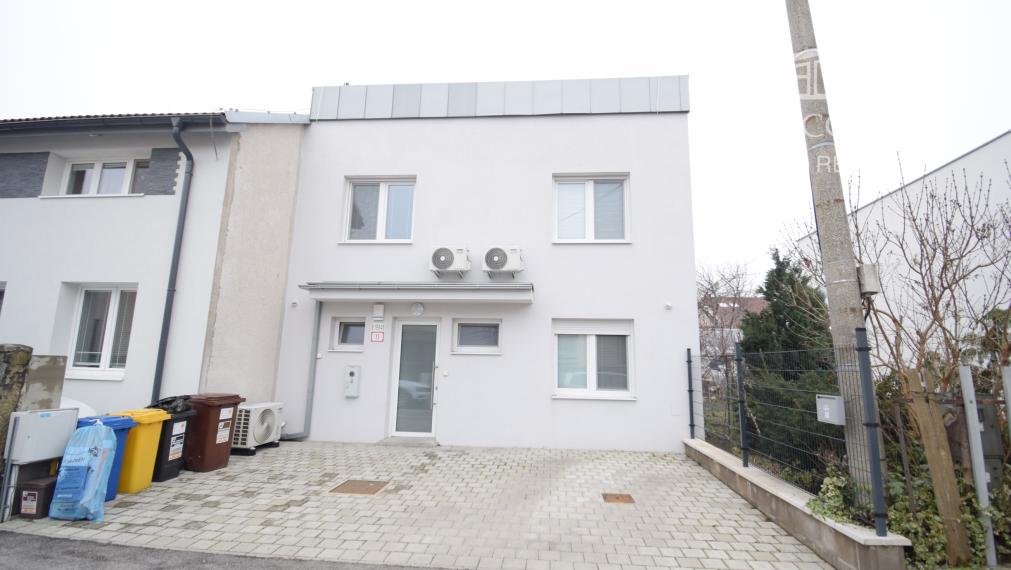 PRENÁJOM 3 IZBOVÉHO BYTU V RODINNOM DOME SO ZÁHRADOU A DVOMA PARKOVACÍMI MIESTAMI
