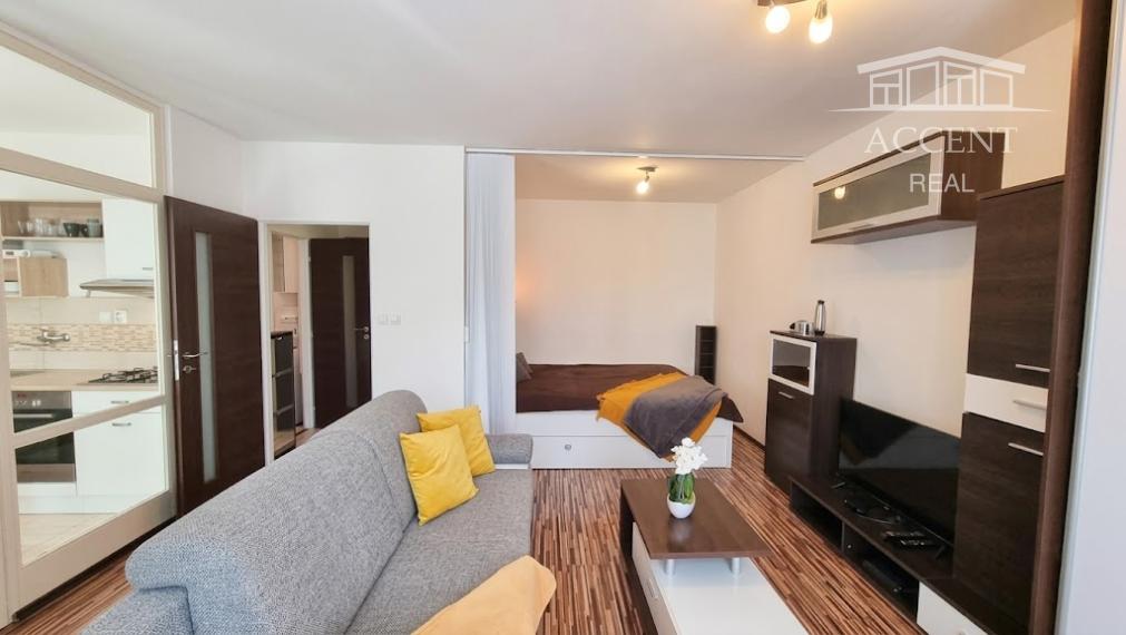 ACCENT REAL / PRENÁJOM ÚTULNÉHO 1 IZBOVÉHO BYTU S BALKÓNOM V RAČI