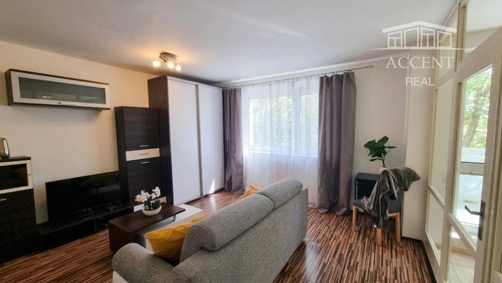 ACCENT REAL / PRENÁJOM ÚTULNÉHO 1 IZBOVÉHO BYTU S BALKÓNOM V RAČI