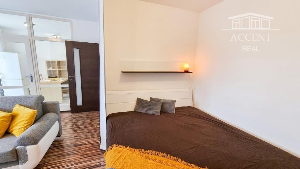 ACCENT REAL / PRENÁJOM ÚTULNÉHO 1 IZBOVÉHO BYTU S BALKÓNOM V RAČI