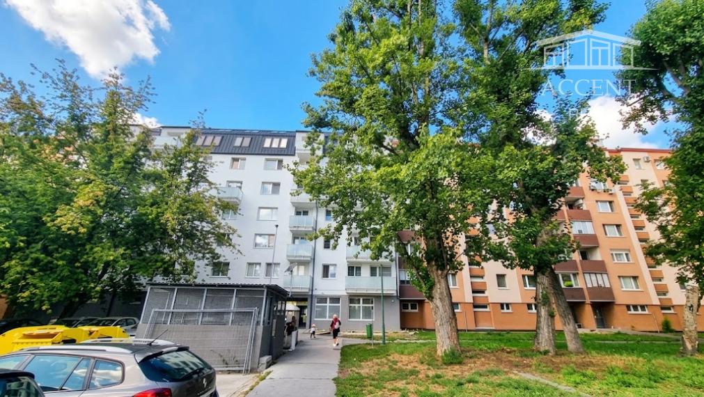 ACCENT REAL / PRENÁJOM ÚTULNÉHO 1 IZBOVÉHO BYTU S BALKÓNOM V RAČI