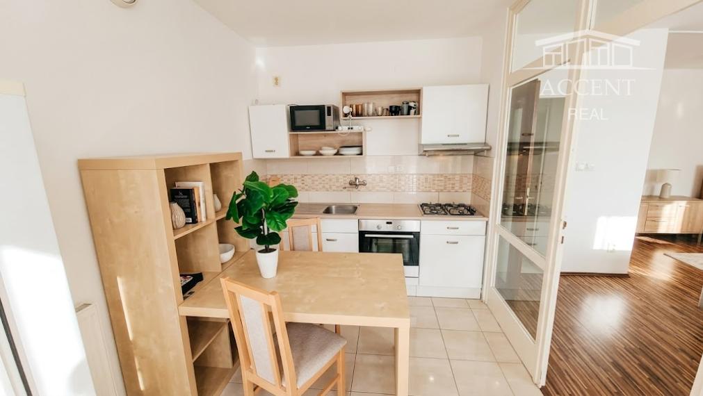 ACCENT REAL / PRENÁJOM ÚTULNÉHO 1 IZBOVÉHO BYTU S BALKÓNOM V RAČI