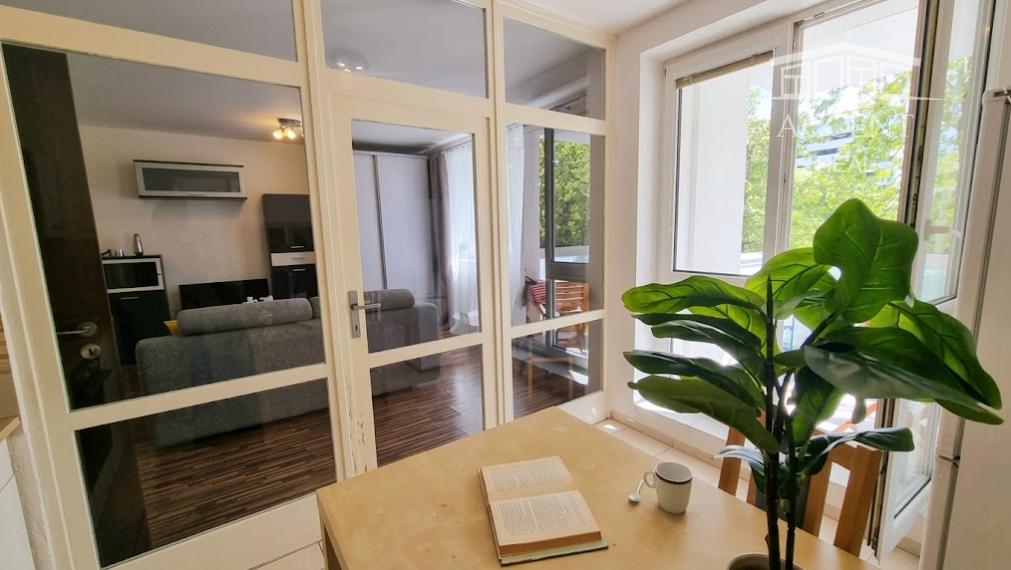 ACCENT REAL / PRENÁJOM ÚTULNÉHO 1 IZBOVÉHO BYTU S BALKÓNOM V RAČI