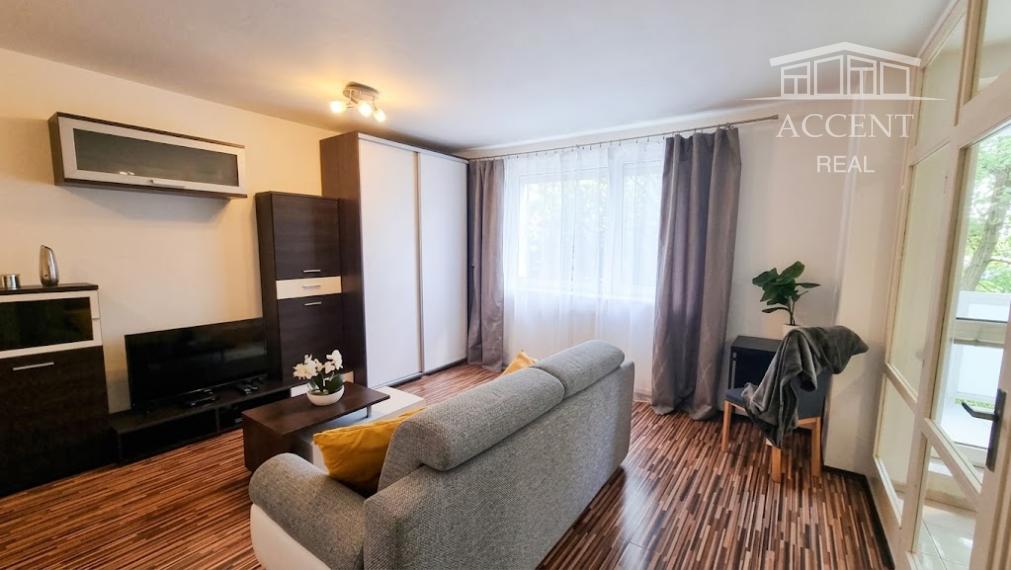 ACCENT REAL / PRENÁJOM ÚTULNÉHO 1 IZBOVÉHO BYTU S BALKÓNOM V RAČI