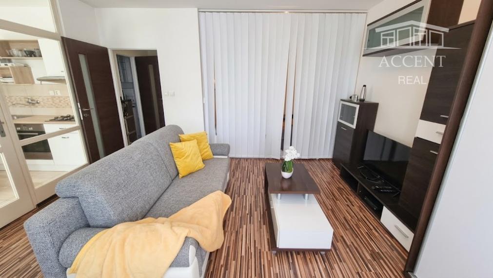 ACCENT REAL / PRENÁJOM ÚTULNÉHO 1 IZBOVÉHO BYTU S BALKÓNOM V RAČI