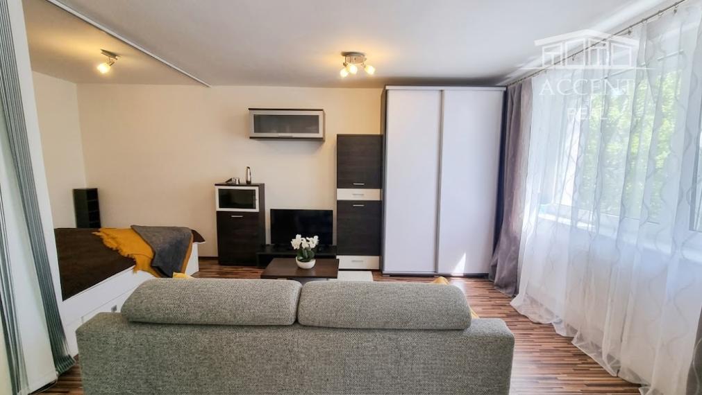 ACCENT REAL / PRENÁJOM ÚTULNÉHO 1 IZBOVÉHO BYTU S BALKÓNOM V RAČI