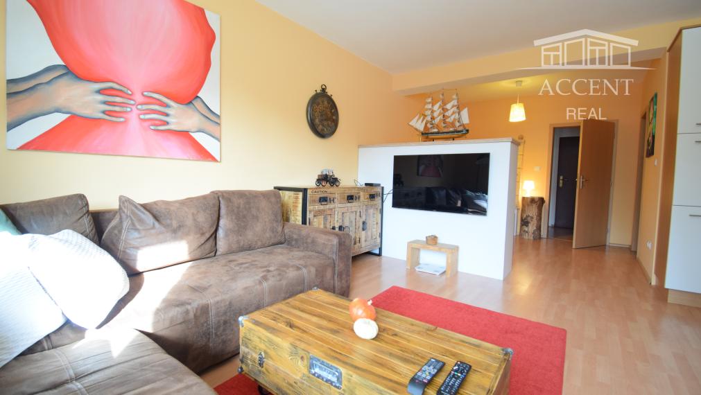 ACCENT REAL / PEKNÝ, KOMPLETNE ZARIADENÝ 1-IZBOVÝ BYT 45M2 S PARKOVACÍM MIESTOM