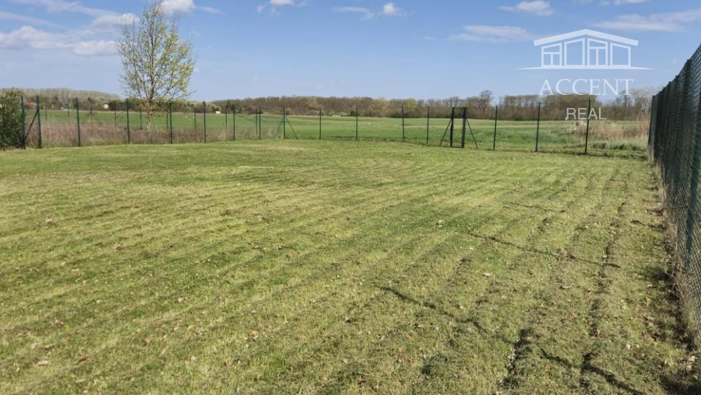 PEKNÝ OPLOTENÝ SLNEČNÝ POZEMOK (500M2) V ČUNOVE