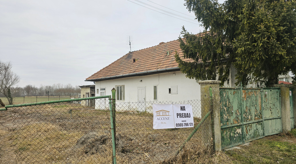 KRÁĽOVIČOVE KRAČANY - VEĽKÝ STAVEBNÝ POZEMOK 1200m2 SO STARŠÍM DOMOM