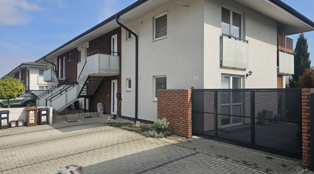 ACCENT REAL - Výnimočný 3 izbový byt v RD s terasou a záhradou, 3 parkovacie miesta