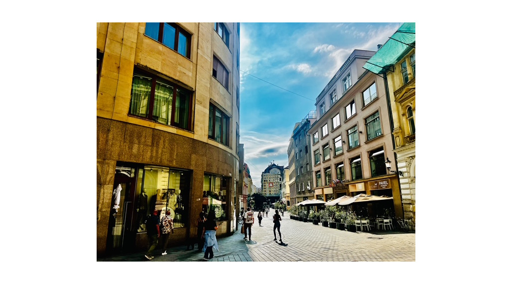 REZERVOVANÉ -  LUKRATÍVNY KLIMATIZOVANÝ  3-IZBOVÝ BYT (91M2) S BALKÓNOM A S 2 KÚPEĽŇAMI V EXKLUZÍVNOM CITY GATE NA PEŠEJ ZÓNE -GORKÉHO/LAURINSKÁ