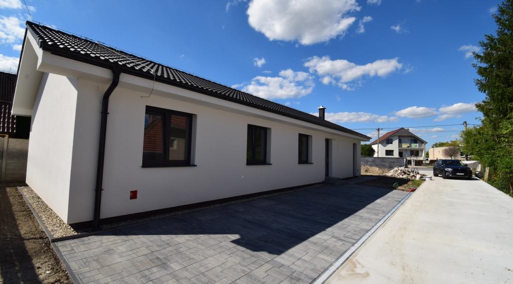 SAMOSTATNE STOJACI 4-IZBOVÝ BUNGALOV(126M2)  V KRÁĽOVEJ PRI SENCI - MOŽNOSŤ DOKONČENIA DO ŠTANDARDU VRÁTANE KUCHYNE