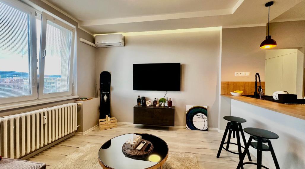 PRENÁJOM VEĽMI PEKNÉHO KLIMATIZOVANÉHO 1,5 IZBOVÉHO BYTU NA MESAČNEJ ULICI V RUŽINOVE