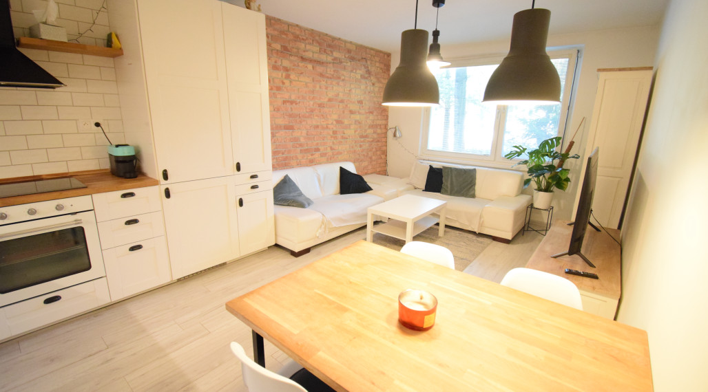 PREDAJ KOMPLETNE ZREKONŠTRUOVANÉHO 3 IZBOVÉHO BYTU V RUŽINOVE VO VÝBORNEJ LOKALITE PLNEJ ZELENE