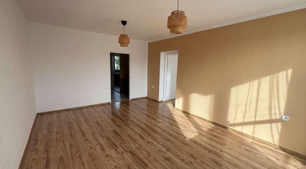 PRENÁJOM - 2 IZBOVÝ ZREKONŠTRUOVANÝ BYT V BLÍZKOSTI CENTRA MESTA V TRENČÍNE .