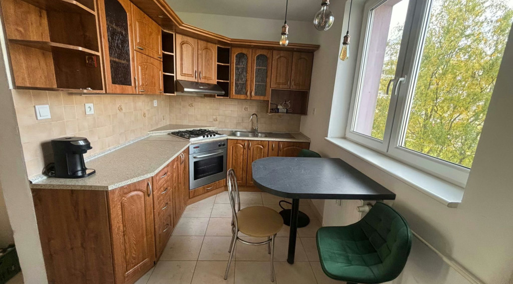 PRENÁJOM - 2 IZBOVÝ ZREKONŠTRUOVANÝ BYT V BLÍZKOSTI CENTRA MESTA V TRENČÍNE .