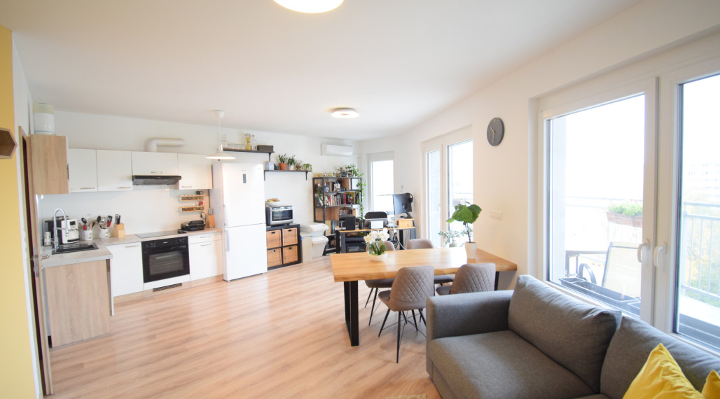 REZERVOVANÝ - PREDAJ KRÁSNEJ 2 - IZBOVEJ NOVOSTAVBY(84,3M2) S VEĽKOU TERASOU(26,70m2),PARKOVACÍM MIESTOM A PIVNIČNOU KOBKOU