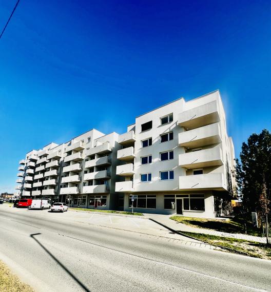 PRIESTRANNÝ 3-IZBOVÝ BYT S VEĽKOU LOGGIOU (89M2) V ŠTANDARDE S KUCHYNSKOU LINKOU, VEĽKÝ WALK IN ŠATNÍK