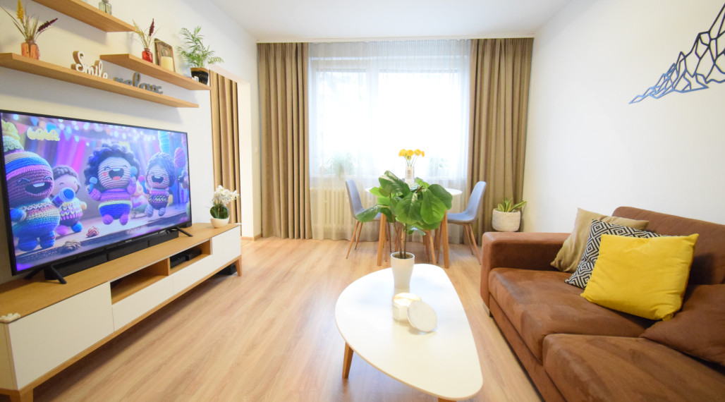 VEĽMI PEKNÝ, KVALITNE ZREKONŠTRUOVANÝ 3-IZBOVÝ BYT (70 M2)V RUŽINOVE VO VÝBORNEJ LOKALITE PLNEJ ZELENE