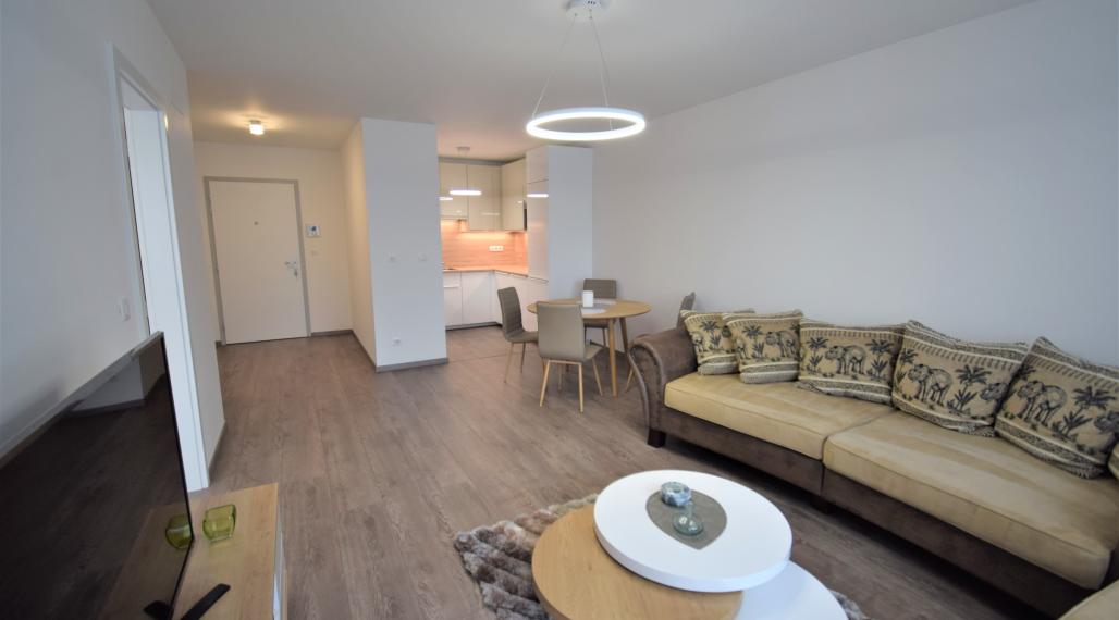 VEĽMI PEKNÝ DVOJIZBOVÝ BYT S KLIMATIZÁCIOU A PARKINGOM(60M2) V NOVOSTAVBE STEIN - STARÉ MESTO