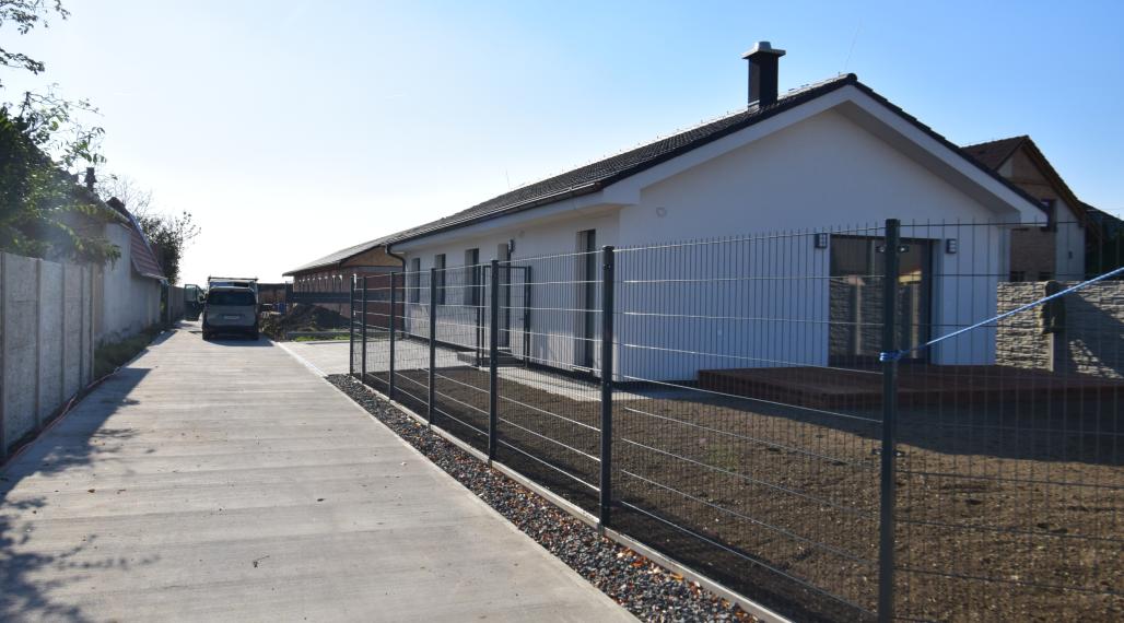 VEĽMI PEKNÝ, PRIESTRANNÝ 4-IZBOVÝ BUNGALOV V KVALITNOM ŠTANDARDE AJ S KUCHYŇOU A SPOTREBIČMI(126M2), POZEMOK 360M2, TERASA AJ KOMPLET OPLOTENIE V CENE A ĎALŠIE BENEFITY