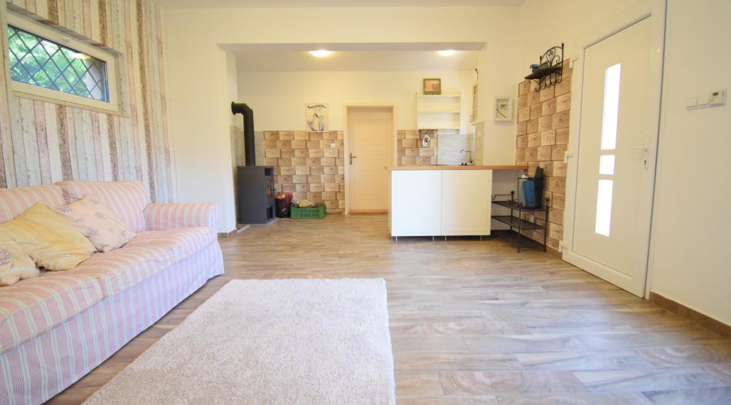 CELOROČNE OBÝVATEĽNÁ 2- IZBOVÁ CHATA SO SÚPISNÝM ČÍSLOM (60M2) S TERASOU, PARKOVACÍMI MIESTAMI A KRÁSNOU ZÁHRADOU