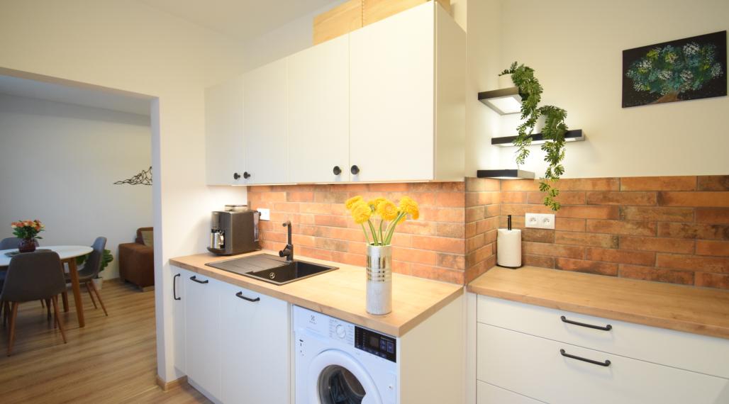 VEĽMI PEKNÝ, KVALITNE ZREKONŠTRUOVANÝ 3-IZBOVÝ BYT (70 M2)V RUŽINOVE VO VÝBORNEJ LOKALITE PLNEJ ZELENE