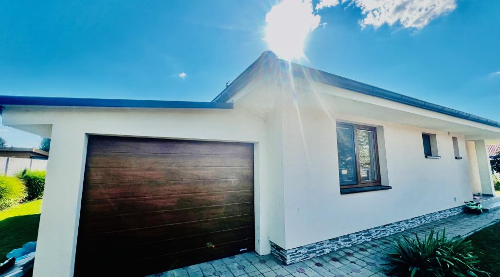 PRIESTRANNÝ 4-IZBOVÝ BUNGALOV (188M2) S GARÁŽOU A S PEKNÝM POZEMKOM (550M2) LEN 4KM OD SENCA - HRUBÝ ŚÚR