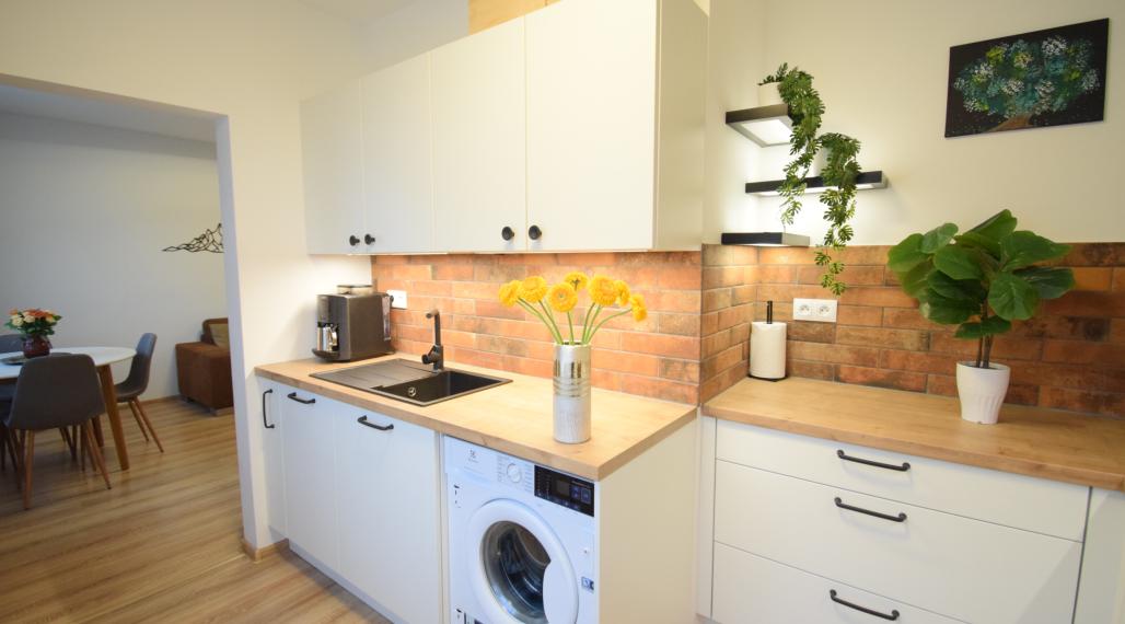 VEĽMI PEKNÝ, KVALITNE ZREKONŠTRUOVANÝ 3-IZBOVÝ BYT (70 M2)V RUŽINOVE VO VÝBORNEJ LOKALITE PLNEJ ZELENE