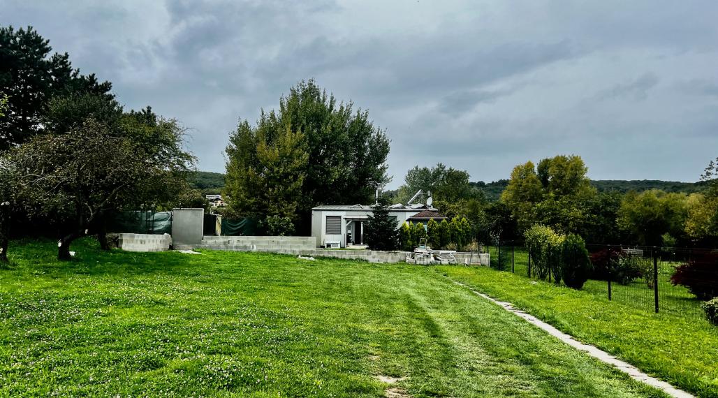 NÁDHERNÝ SLNEČNÝ POZEMOK POD LESOM (1427M2) S KOMPLETNE ZARIADENÝM 4-IZBOVÝM MOBILNÝM DOMOM (100M2) - PEKNÁ CESTA RAČA