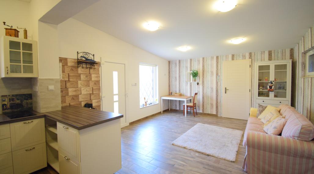 CELOROČNE OBÝVATEĽNÁ 2- IZBOVÁ CHATA SO SÚPISNÝM ČÍSLOM (60M2) S TERASOU, PARKOVACÍMI MIESTAMI A KRÁSNOU ZÁHRADOU