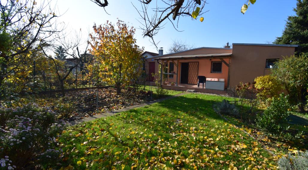 CELOROČNE OBÝVATEĽNÁ 2- IZBOVÁ CHATA SO SÚPISNÝM ČÍSLOM (60M2) S TERASOU, PARKOVACÍMI MIESTAMI A KRÁSNOU ZÁHRADOU