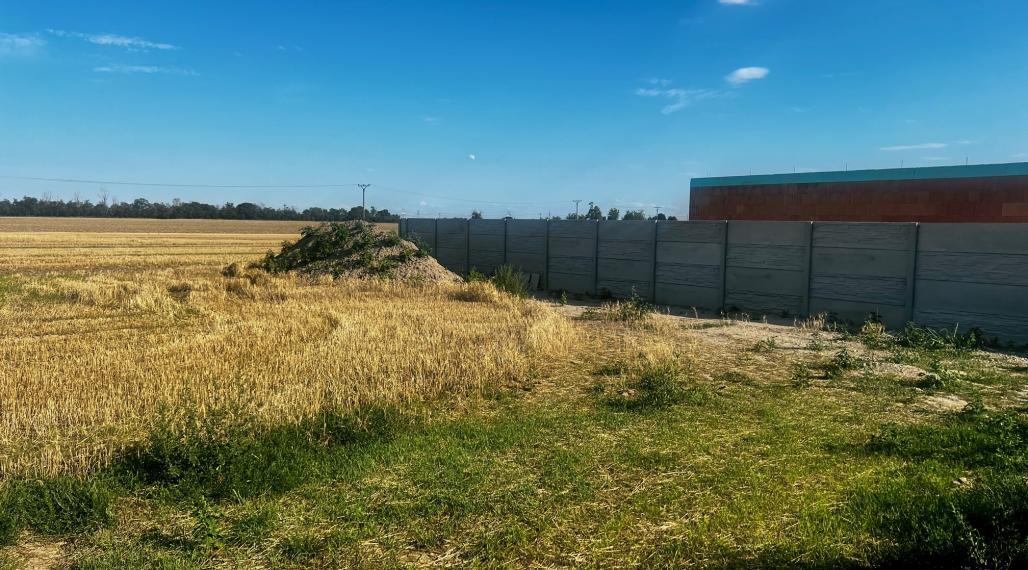 ROŽNÝ VOĽNÝ STAVEBNÝ POZEMOK (612M2),  SKVELÁ POLOHA -  MOST PRI BRATISLAVE