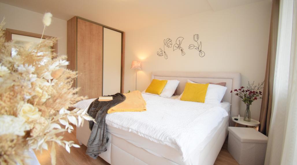 VEĽMI PEKNÝ, KVALITNE ZREKONŠTRUOVANÝ 3-IZBOVÝ BYT (70 M2)V RUŽINOVE VO VÝBORNEJ LOKALITE PLNEJ ZELENE