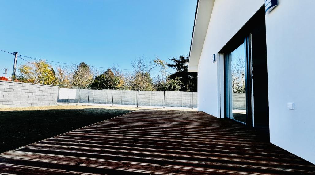 VEĽMI PEKNÝ, PRIESTRANNÝ 4-IZBOVÝ BUNGALOV V KVALITNOM ŠTANDARDE AJ S KUCHYŇOU A SPOTREBIČMI(126M2), POZEMOK 360M2, TERASA AJ KOMPLET OPLOTENIE V CENE A ĎALŠIE BENEFITY