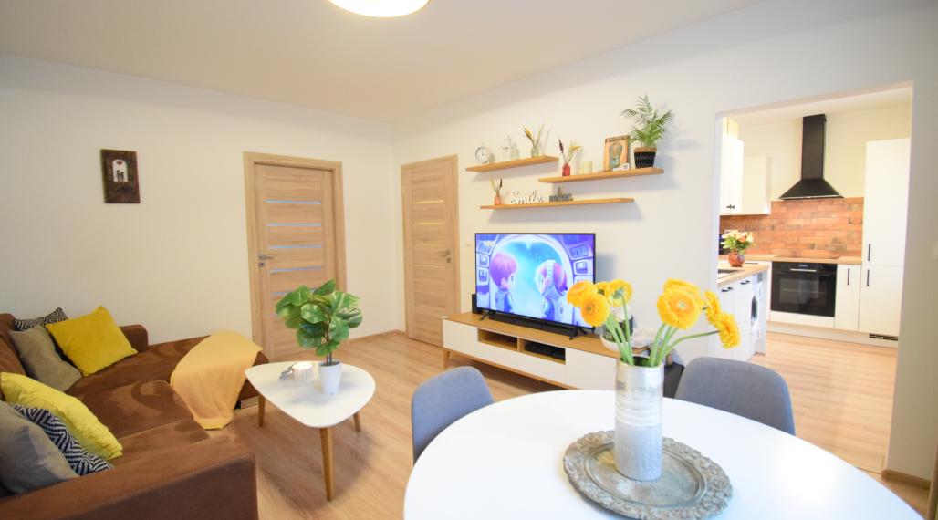 VEĽMI PEKNÝ, KVALITNE ZREKONŠTRUOVANÝ 3-IZBOVÝ BYT (70 M2)V RUŽINOVE VO VÝBORNEJ LOKALITE PLNEJ ZELENE