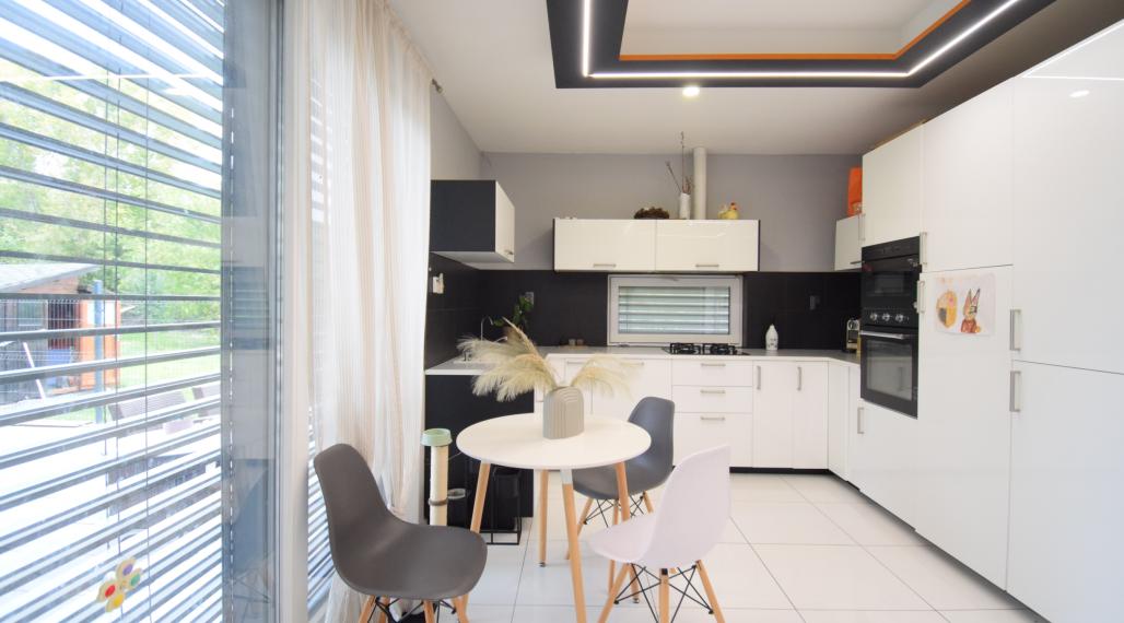 KOMPLETNE ZARIADENÝ 4- IZBOVÝ MOBILNÝ DOM S TERASOU S KRÁSNYM SLNEČNÝM POZEMKOM (1427M2) - PEKNÁ CESTA RAČA