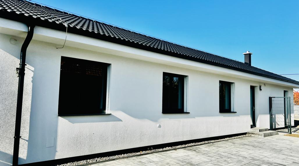 VEĽMI PEKNÝ, PRIESTRANNÝ 4-IZBOVÝ BUNGALOV V KVALITNOM ŠTANDARDE AJ S KUCHYŇOU A SPOTREBIČMI(126M2), POZEMOK 360M2, TERASA AJ KOMPLET OPLOTENIE V CENE A ĎALŠIE BENEFITY