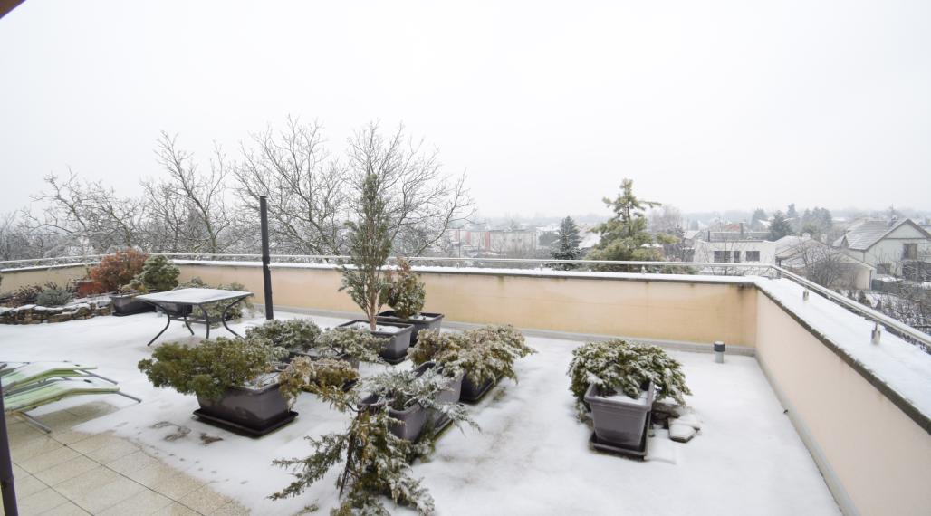 2 IZBOVÝ BYT V UZAVRETOM AREÁLI S KRÁSNOU VEĽKOU TERASOU A PARKOVACÍM MIESTOM (151,38m2)