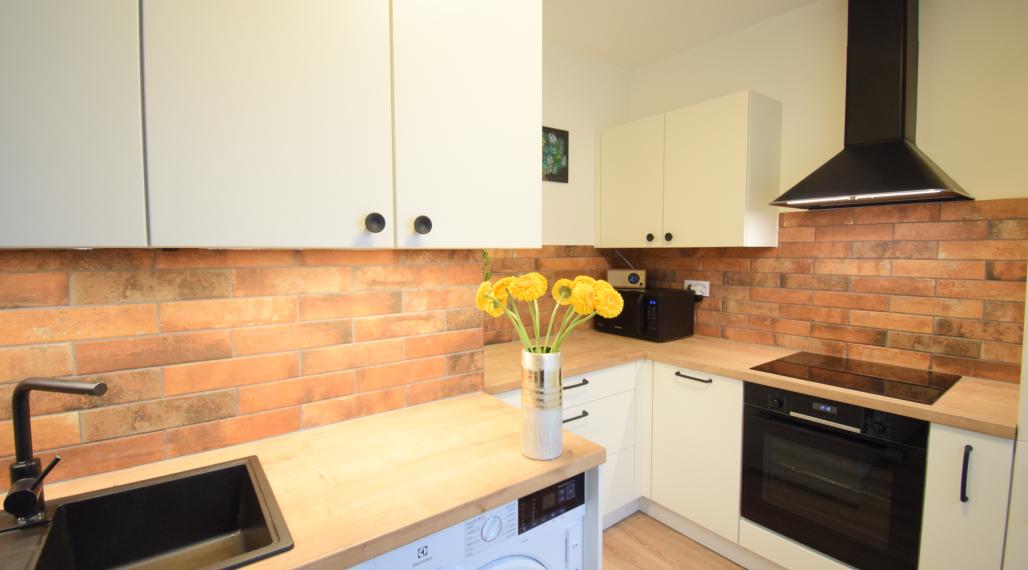 VEĽMI PEKNÝ, KVALITNE ZREKONŠTRUOVANÝ 3-IZBOVÝ BYT (70 M2)V RUŽINOVE VO VÝBORNEJ LOKALITE PLNEJ ZELENE