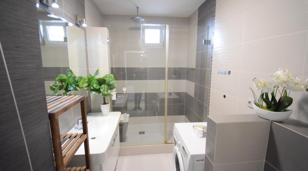 2 IZBOVÝ BYT V UZAVRETOM AREÁLI S KRÁSNOU VEĽKOU TERASOU A PARKOVACÍM MIESTOM (151,38m2)